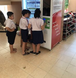Máy bán hàng tự động tại bến tre lắp tại 1 trường học cho các em học sinh may-ban-hang-tu-dong-tai-ben-tre