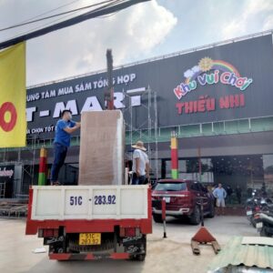Công nhân đang tiến hàng cẩu máy bán hàng tự động Tsevending từ trên Xe tải xuống may-ban-hang-tu-dong-tai-tay-ninh-1