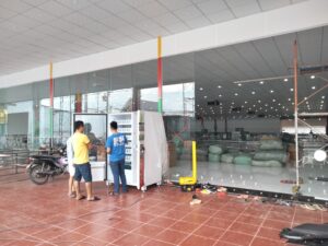 Đang tiến hành test máy bán hàng tự đông cho khách hàng tại tây ninh may-ban-hang-tu-dong-tai-tay-ninh-3
