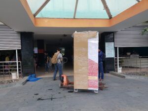 Anh em kỹ thuật của Tsevending tiến hàng đưa máy vào điểm lắp đặt lap-may-ban-hang-tu-dong-tai-benh-vien-nhi-dong-nai-1