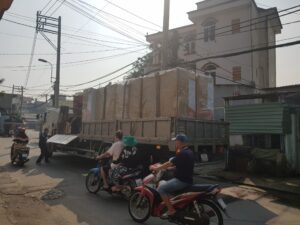 Xe tải vận chuyển 7 máy bán hàng tự động đến điểm nhận máy lap-may-ban-hang-tu-dong-tai-benh-vien-nhi-dong-nai